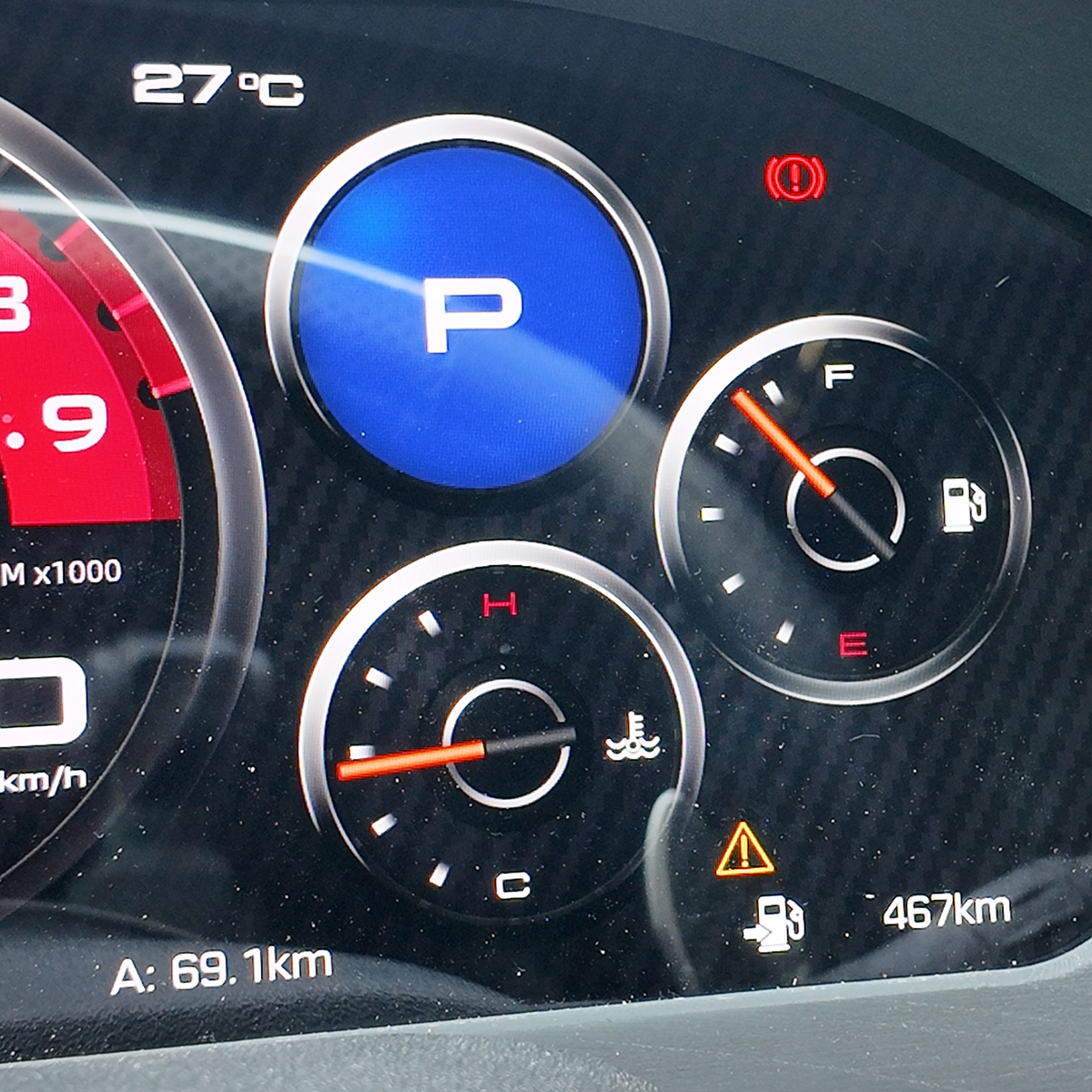 APEX 370Z cluster fuel and coolant gauges close-up